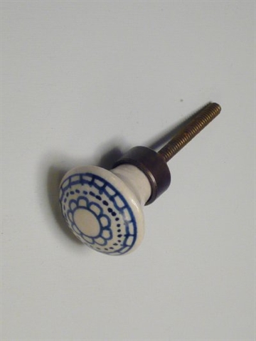 Hvid porcelænsknop m. håndmalet blåt mønster, mellemstor.