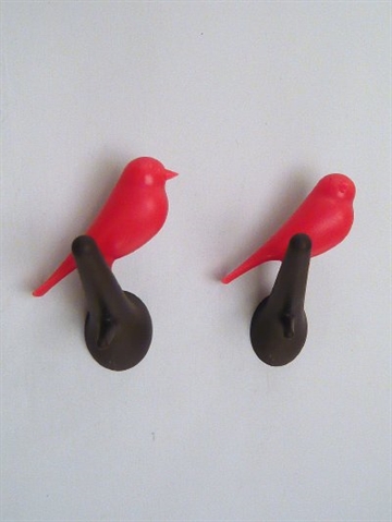 Hook Sparrow - knagesæt, hård plast, 2 stk rød/brun i sød æske - ( incl. monteringsvejledning, skruer og plugs ). FÅS NU MED SORT GREN - hvis det ønskes, skriv det da som kundenotat.   