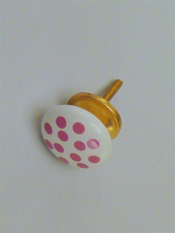 Flad hvid porcelænsknop m. pink prikker og forgyldt metal, stor.