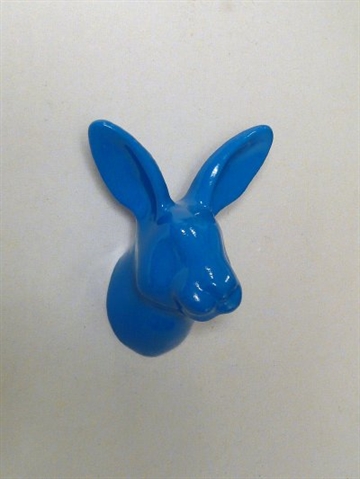 Dear Bunny - knage, design Jorine Oosterhoff, blålakeret polystone og metal m. indstøbt skrue (incl. plug). 