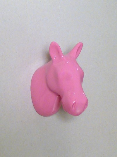 Dear Horse - knage, design Jorine Oosterhoff, pinklakeret polystone og metal m. indstøbt skrue (incl. plug). 
