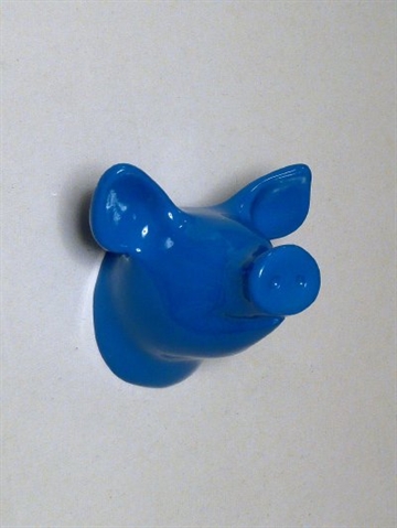Dear Piggy - knage, design Jorine Oosterhoff, blålakeret polystone og metal m. indstøbt skrue (incl. plug). 
