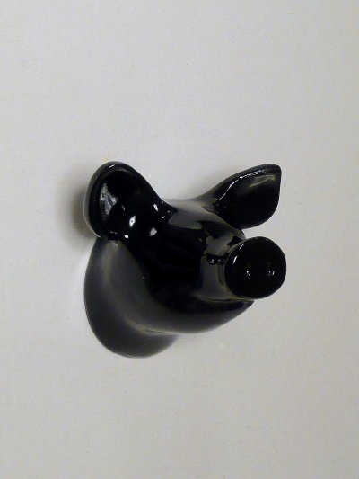 Dear Piggy -  knage, design Jorine Oosterhoff, sortlakeret polystone og metal m. indstøbt skrue (incl. plug). 