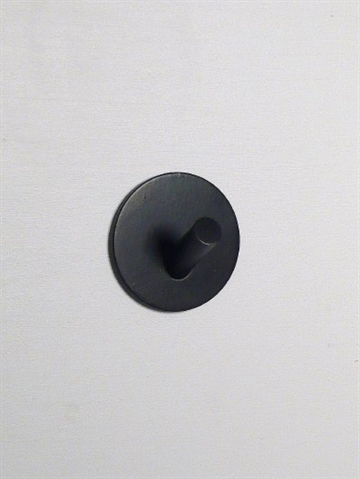 BB design - rund knage, silkemat sort metal, stærkt selvklæbende ( egnet til glatte, faste, rene flader ).