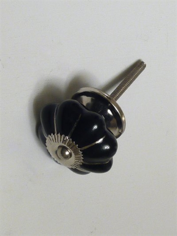 Sort porcelænsknop m. riller, sølvstriber og forkromet metal, stor.