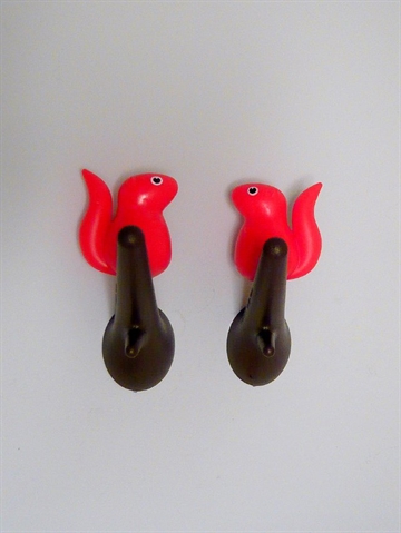 Hook Squirrel - knagesæt, hård plast, 2 stk rød/brun i sød æske - ( incl. monteringsvejledning, skruer og plugs ). 