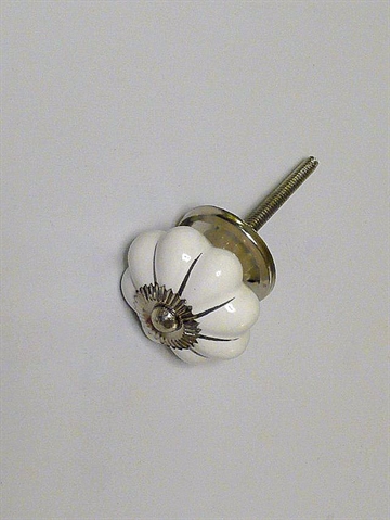 Hvid porcelænsknop m. riller, sølvstriber og forkromet metal, stor.
