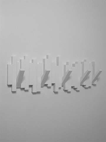 Sticks knagerækken m. 5 knager, design Luciano Lorenzatti/David Quan, knagerne kan vippes ud og ind, mathvid hård plast - ( incl. skruer og plugs ).