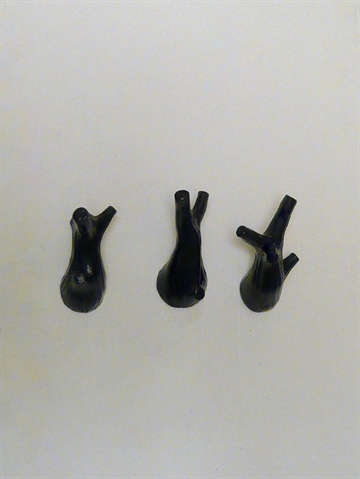 3 små kvist knager, design Jorine Oosterhoff, sortlak. polystone og metal m. indstøbte skruer ( incl. plugs ).