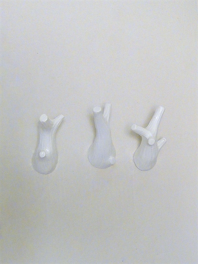 3 små kvist knager, design Jorine Oosterhoff, hvidlak. polystone og metal m. indstøbte skruer ( incl. plugs )...