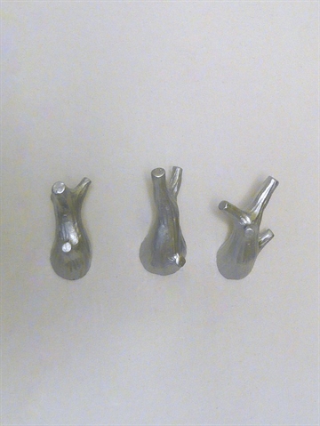 3 små kvist knager, design Jorine Oosterhoff, sølvlak. polystone og metal m. indstøbte skruer ( incl. plugs ).