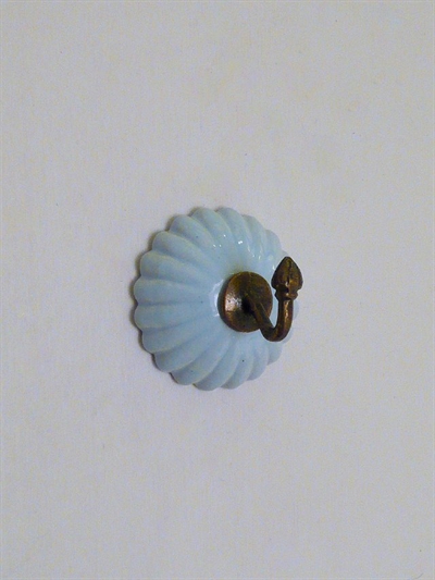 Blå rilled porcelænsknage m. patineret messingkrog - ( ophængsbeslag på bagsiden ).