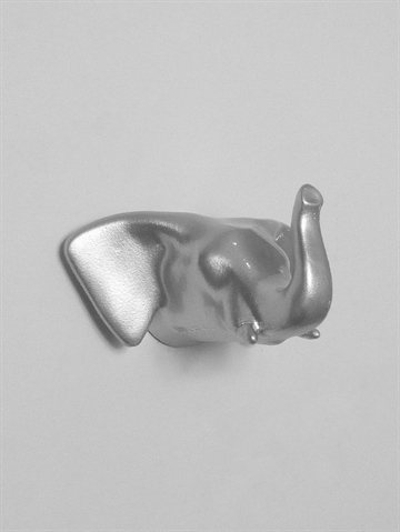 Dear Elephant - knage, design Jorine Oosterhoff, sølvlakeret polystone og metal m. indstøbt skrue (inkl. plug).