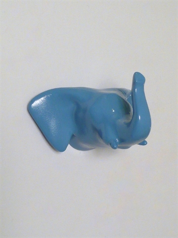Dear Elephant - knage, design Jorine Oosterhoff, blålakeret polystone og metal m. indstøbt skrue (inkl. plug).