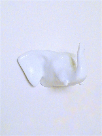 Dear Elephant - knage, design Jorine Oosterhoff, hvidlakeret polystone og metal m. indstøbt skrue (inkl. plug).