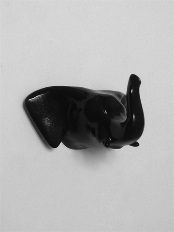 Dear Elephant - knage, design Jorine Oosterhoff, sortlakeret polystone og metal m. indstøbt skrue (inkl. plug).