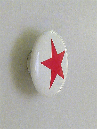 Retro knopknage m. hals ( til bøjle ) og skrue, hvid porcelæn m. rød stjerne,maxi. -  EGNET TIL VÆG.
