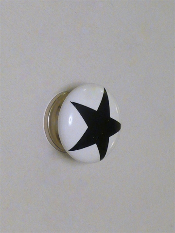 Retroknop, hvid porcelæn m. sort stjerne og forkromet metal, mellemstr.