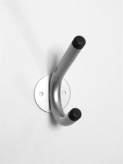 Brella knagen, design Jordan Murphy, aluminiumsbelagt metal m. grå gummiknopper..