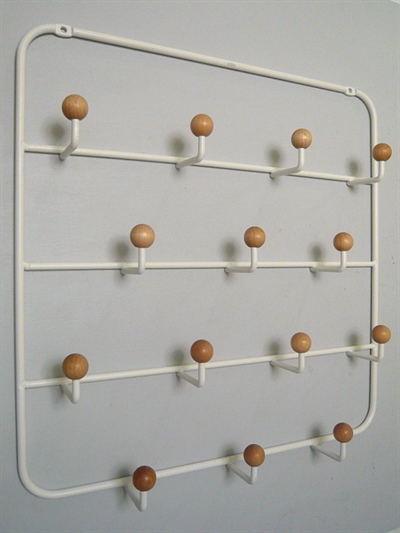 Estique knagerække, design Eugenie de Loynes, hvidlak. metal m. 14 kroge og bøgetræsknopper - ( inkl. skruer og plugs ).