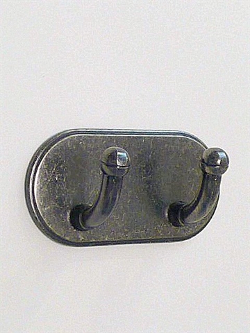 BB design - oval knagerække m. 2 kroge, "antik" fortinnet metal, stærkt selvklæbende ( egnet til glatte, faste, rene flader ).