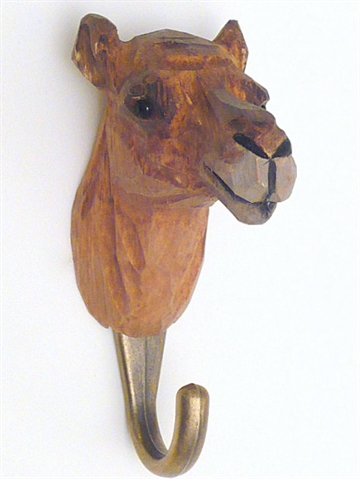 Naturtro kamel knage, udskåret håndmalet træ m. patineret messingkrog og ophængsbeslag på bagsiden.
