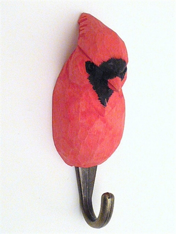 Naturtro rød kardinal knage, udskåret håndmalet træ m. patineret messingkrog og ophængsbeslag på bagsiden.