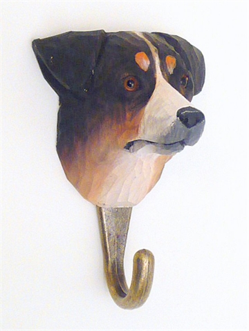 Naturtro australsk hyrdehund knage, udskåret håndmalet træ m. patineret messingkrog og ophængsbeslag på bagsiden.