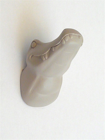 Dear Kroko - knage, design Jorine Oosterhoff, mat sandfarvet polystone og metal m. indstøbt skrue (incl. plug).