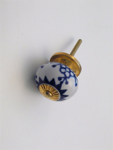 Hvid porcelænsknop m. blåt håndmalet mønster og forgyldt metal, mellemstr.