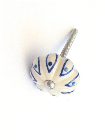 Hvid porcelænsknop m. riller, blåt håndmalet mønster og forkromet knop, mellemstr.