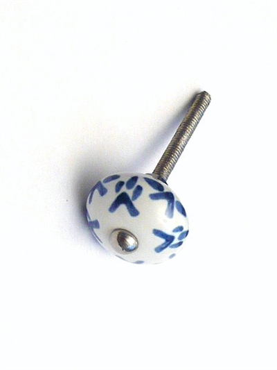 Hvid porcelænsknop m. blåt håndmalet mønster og forkromet knop, lille
