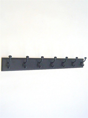 Klassisk knagerække m. 7 silkemat sortlak. metal knager m. sorte porcelænsknopper på sort, profileret bræt m. lige ender - 90 cm.