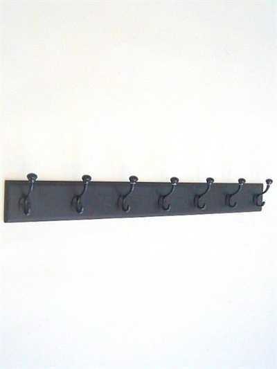 Klassisk knagerække m. 7 silkemat sortlak. metal knager m. sorte porcelænsknopper på sort, profileret bræt m. lige ender - 90 cm.