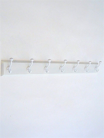 Klassisk knagerække m. 7 hvidlak. metal knager m. hvide porcelænsknopper på hvidt, profileret bræt m. lige ender - 90 cm.