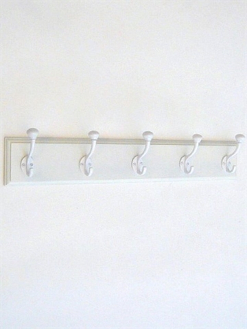 Klassisk knagerække m. 5 hvidlak. metal knager m. hvide porcelænsknopper på hvidt, profileret bræt m. lige ender - 60 cm.