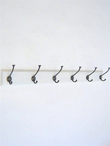 Klassisk knagerække m. 6 store brunerede massive messing knager m. 4 skruehuller på hvidt, profileret bræt m. lige ender - 90 cm.