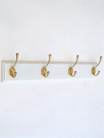 Klassisk knagerække m. 4 store ulakerede massive messingknager m. 4 skruehuller på hvidt, profileret bræt m. lige ender - 60 cm..