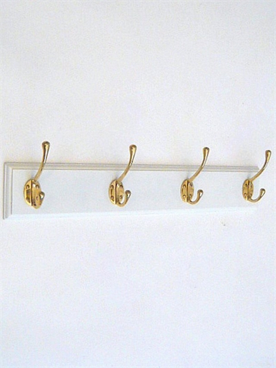 Klassisk knagerække m. 4 store ulakerede massive messingknager m. 4 skruehuller på hvidt, profileret bræt m. lige ender - 60 cm..