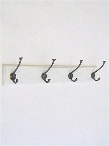 Klassisk knagerække m. 4 store brunerede massive messing knager m. 4 skruehuller på hvidt, profileret bræt m. lige ender - 60 cm.