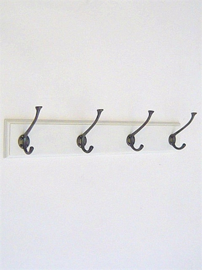 Klassisk knagerække m. 4 store brunerede massive messing knager m. 4 skruehuller på hvidt, profileret bræt m. lige ender - 60 cm.