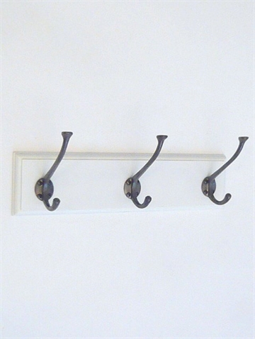 Klassisk knagerække m. 3 store brunerede massive messing knager m. 4 skruehuller på hvidt, profileret bræt m. lige ender - 40 cm.