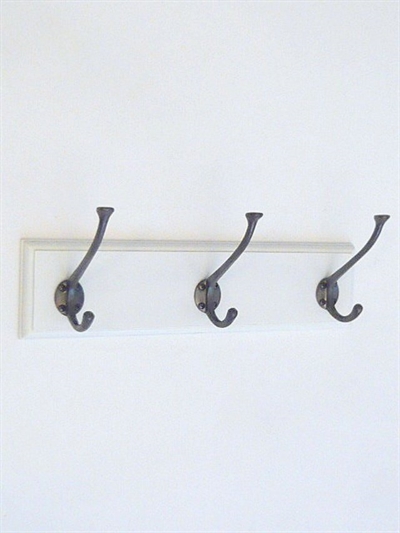 Klassisk knagerække m. 3 store brunerede massive messing knager m. 4 skruehuller på hvidt, profileret bræt m. lige ender - 40 cm.