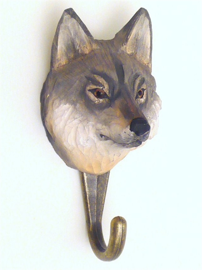 Naturtro ulv knage, udskåret håndmalet træ m. patineret messingkrog og ophængsbeslag på bagsiden.
