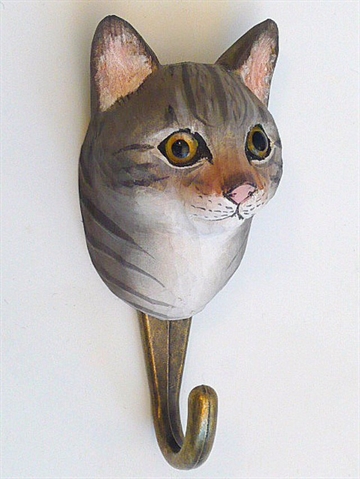 Naturtro grå huskat knage, udskåret håndmalet træ m. patineret messingkrog og ophængsbeslag på bagsiden.