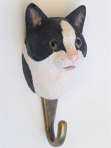 Naturtro sorthvid kat knage, udskåret håndmalet træ m. patineret messingkrog og ophængsbeslag på bagsiden.