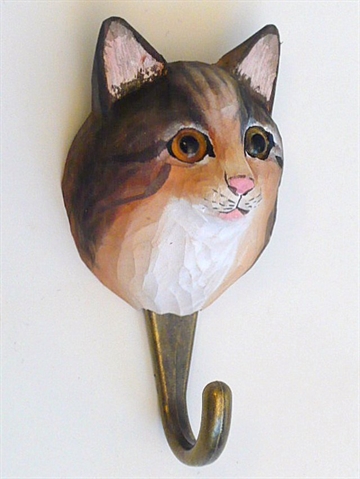 Naturtro norsk skovkat knage, udskåret håndmalet træ m. patineret messingkrog og ophængsbeslag på bagsiden.