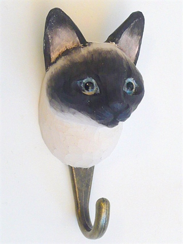 Naturtro siameserkat knage, udskåret håndmalet træ m. patineret messingkrog og ophængsbeslag på bagsiden.