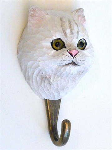 Naturtro perserkat knage, udskåret håndmalet træ m. patineret messingkrog og ophængsbeslag på bagsiden.