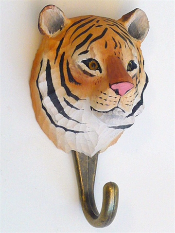 Naturtro tiger knage, udskåret håndmalet træ m. patineret messingkrog og ophængsbeslag på bagsiden.